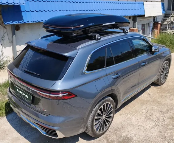 Чёрный автобокс ENROAD Nomadix Pro XL Slim 400-E на Geely Monjaro — общий вид автомобиля с установленным автобоксом