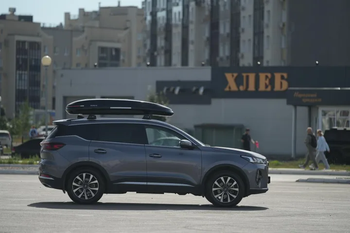 Автобокс для Chery Tiggo 7 — ENROAD Nomadix Pro XL Slim 400-E, цвет «Чёрный» — вид автомобиля с установленным автобоксом