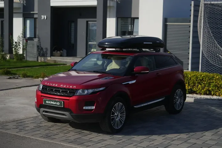 Бокс на крышу ENROAD Nomadix Pro XL Slim 400-E для LandRover Range Rover Evoque, цвет «Чёрный» — общий ракурс автомобиля с установленным автобоксом