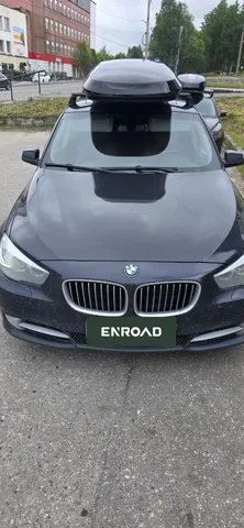 Бокс на крышу ENROAD Nomadix Pro XXL Slim 450-E для BMW 5 Series GT, цвет «Чёрный» — общий ракурс автомобиля с установленным автобоксом
