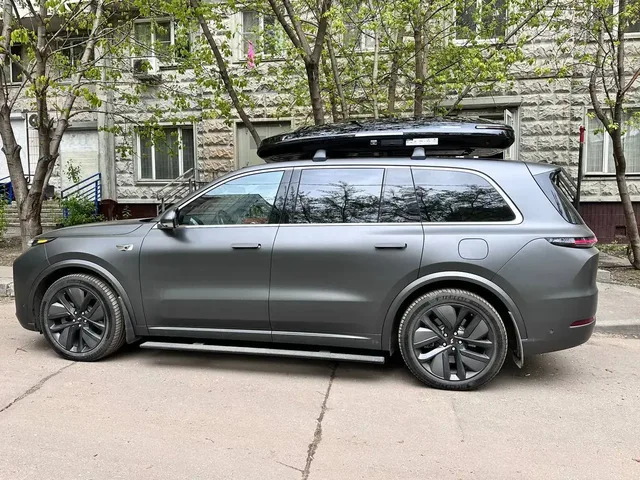 Автобокс для Lixiang L9 — ENROAD Nomadix Pro XXL Slim-450, цвет «Чёрный» — вид автомобиля с установленным автобоксом