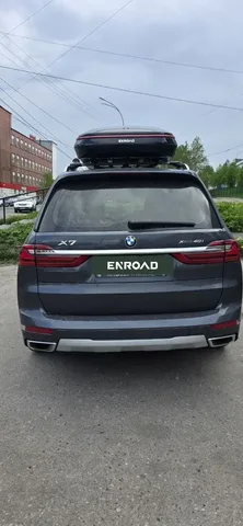 ENROAD на BMW X7: автобокс ENROAD Nomadix Pro XXL Slim 450-E, цвет «Чёрный» — дополнительный ракурс автомобиля с установленным автобоксом