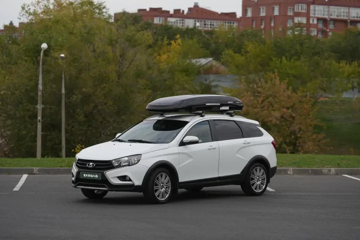 Чёрный автобокс ENROAD Nomadix Pro XL Slim 400-E на Lada VESTA SW — вид автомобиля с установленным автобоксом, другой ракурс