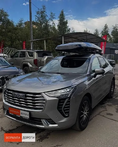 Бокс на крышу ENROAD Nomadix Pro XXL Slim 450-E для Haval Jolion, цвет «Чёрный» — общий ракурс автомобиля с установленным автобоксом