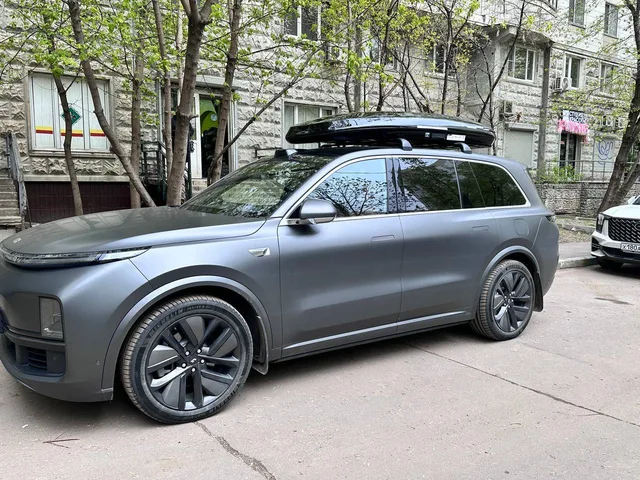 Чёрный автобокс ENROAD Nomadix Pro XXL Slim-450 на Lixiang L9 — вид автомобиля с установленным автобоксом, другой ракурс