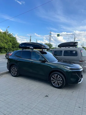 Чёрный автобокс ENROAD Nomadix Pro XL 500-E на Geely EX5 EM-i — вид автомобиля с установленным автобоксом, другой ракурс