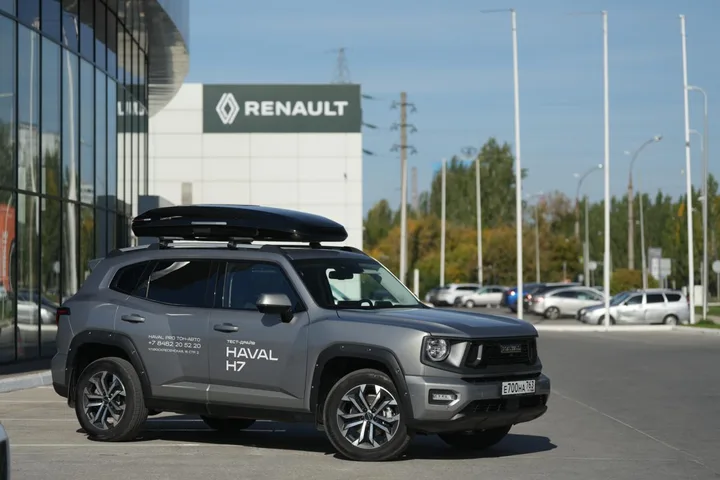 Чёрный автобокс ENROAD Nomadix Pro XL Slim 400-E на Haval H7 — общий вид автомобиля с установленным автобоксом