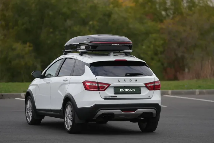 ENROAD на Lada VESTA SW: автобокс ENROAD Nomadix Pro XL Slim 400-E, цвет «Чёрный» — дополнительный ракурс автомобиля с установленным автобоксом