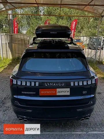 Чёрный автобокс ENROAD Nomadix Pro XL Slim 400-E на LYNK & CO 09 — вид автомобиля с установленным автобоксом, другой ракурс