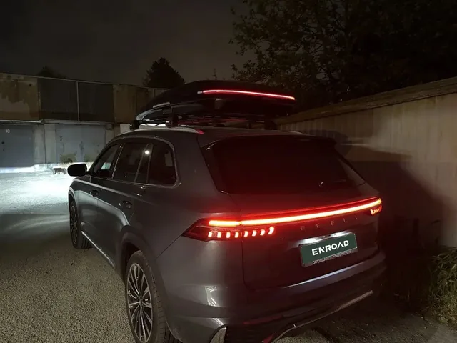 Чёрный автобокс ENROAD Nomadix Pro XL Slim 400-E на Geely Monjaro — вид автомобиля с установленным автобоксом, другой ракурс