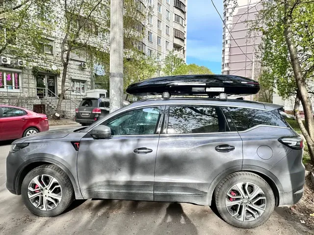 Бокс на крышу ENROAD Nomadix Pro XL Slim 400 для Chery Tiggo 7 Pro Max, цвет «Чёрный» — общий ракурс автомобиля с установленным автобоксом