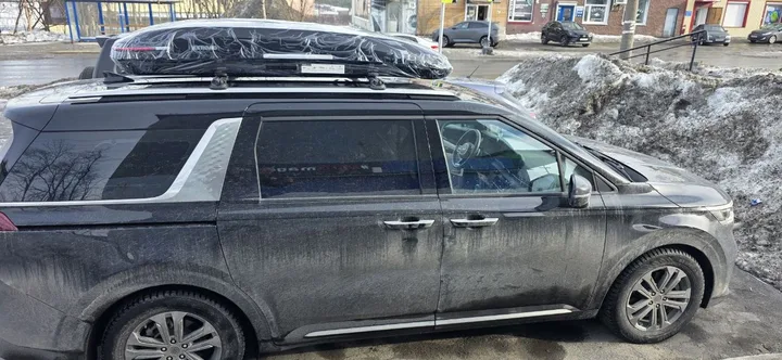 ENROAD на Kia Carnival: автобокс ENROAD Nomadix Pro XL Slim 400-E, цвет «Чёрный» — дополнительный ракурс автомобиля с установленным автобоксом