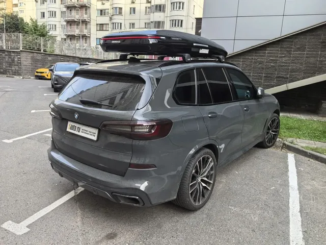 ENROAD на BMW X5: автобокс ENROAD Nomadix Pro XXL Slim 450-E, цвет «Чёрный» — дополнительный ракурс автомобиля с установленным автобоксом
