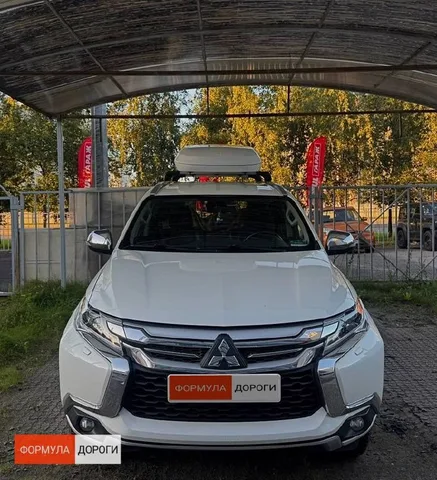 Чёрный автобокс ENROAD Nomadix Pro XL Slim 400-E на Mitsubishi Pajero Sport — вид автомобиля с установленным автобоксом, другой ракурс